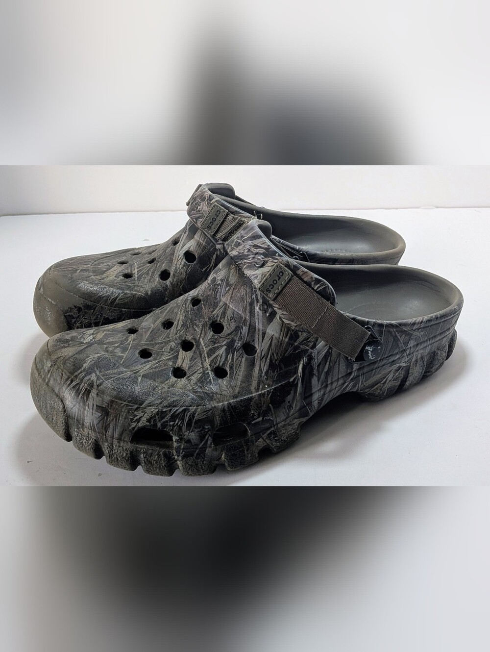 CROCS Men's Realtree-Style Gray Camouflage Clog - Picture 2 of 6